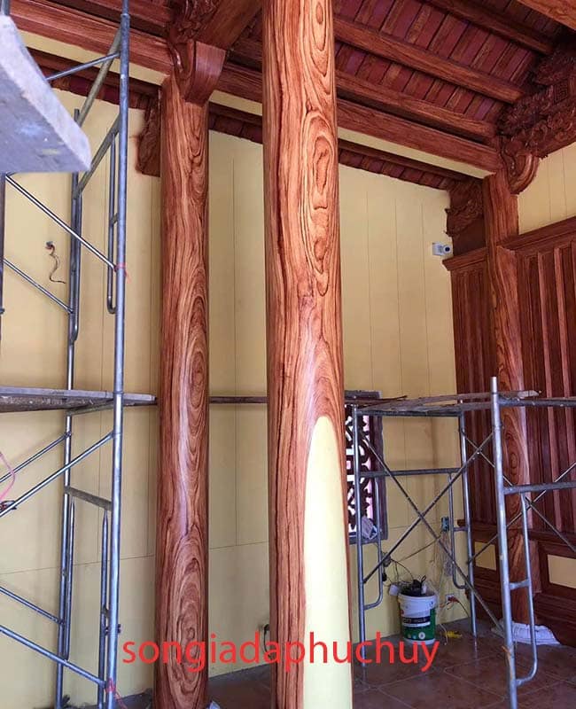 thi công sơn giả gỗ cột tròn trong nhà