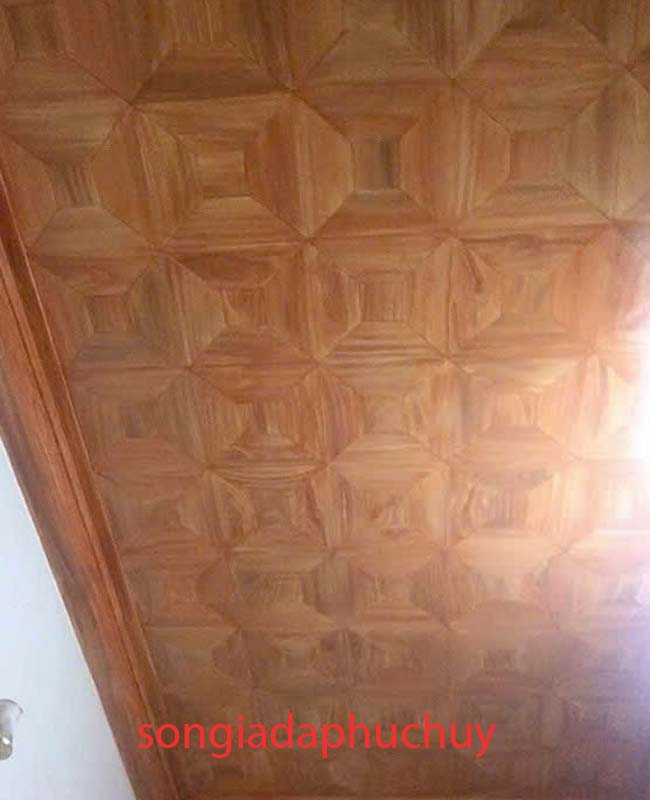 mẫu trần nhà bằng thạch cao vẽ giả gỗ