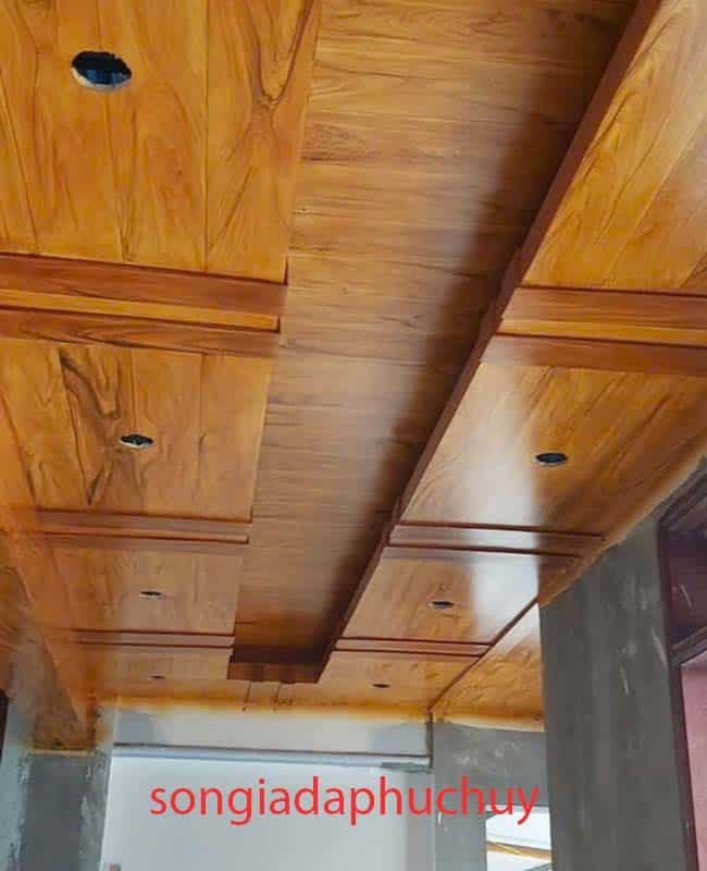 Trần phòng khách đẹp sơn giả gỗ