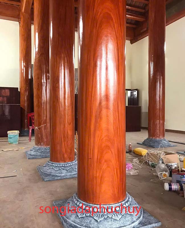 cột tròn trong nhà sơn giả gỗ vân gỗ lim