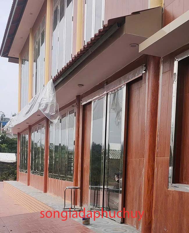 mặt tiền nhà sơn giả gỗ đẹp