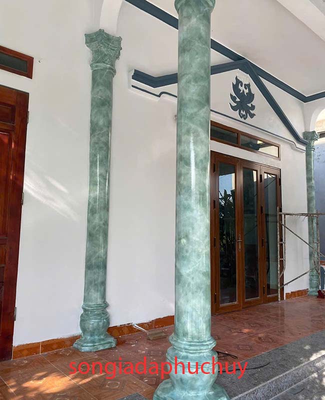 sơn giả đá cột tròn ngoài hiên